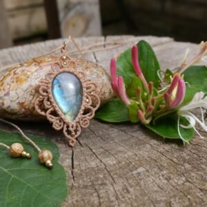 Collier en macramé Artémis, orné d'une pierre fine de labradorite, de perles de jaspe paysage et de laiton. Fait main en France.